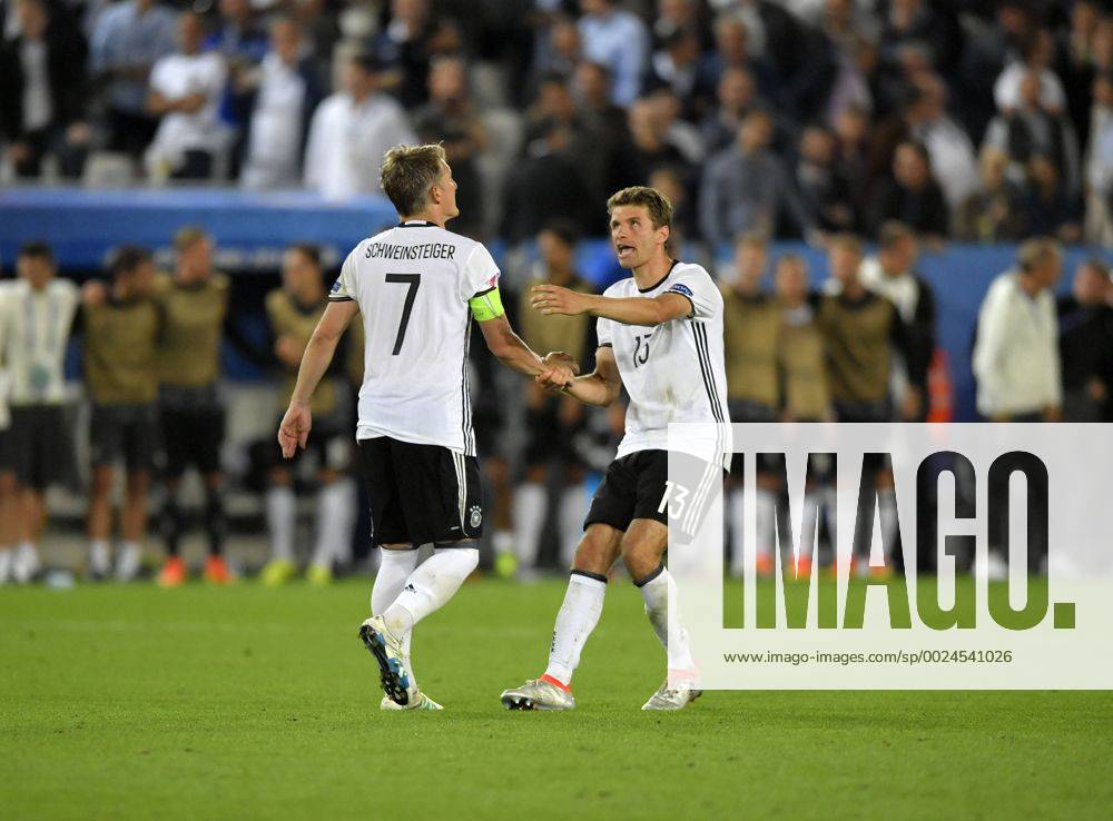Fussball EM-2016 Frankreich, Viertelfinale, Deutschland - Italien, im Stade de Bordeaux in Bordeaux, Elfmeterschiessen, Bastian Schweinsteiger (Deutschland) hat verschossen, Thomas Müller (Deutschland) tröstet ihn danach.