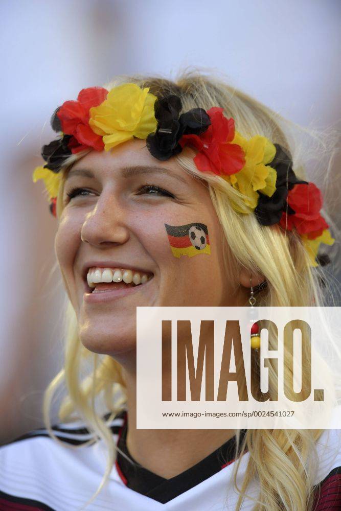 Fussball EM-2016 Frankreich, Viertelfinale, Deutschland - Italien, im Stade de Bordeaux in Bordeaux, Schöner weiblicher Fan aus Deutschland mit Klebetattoo in Landesfarben.