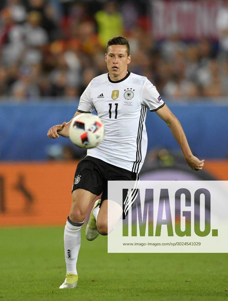 Fussball EM-2016 Frankreich, Viertelfinale, Deutschland - Italien, im Stade de Bordeaux in Bordeaux, Julian Draxler (Deutschland) am Ball.