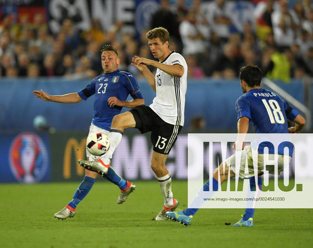 Fussball EM-2016 Frankreich, Viertelfinale, Deutschland - Italien, im Stade de Bordeaux in Bordeaux, v.li: Emanuele, GIACCHERINI (ITA) gegen Thomas Müller (Deutschland).