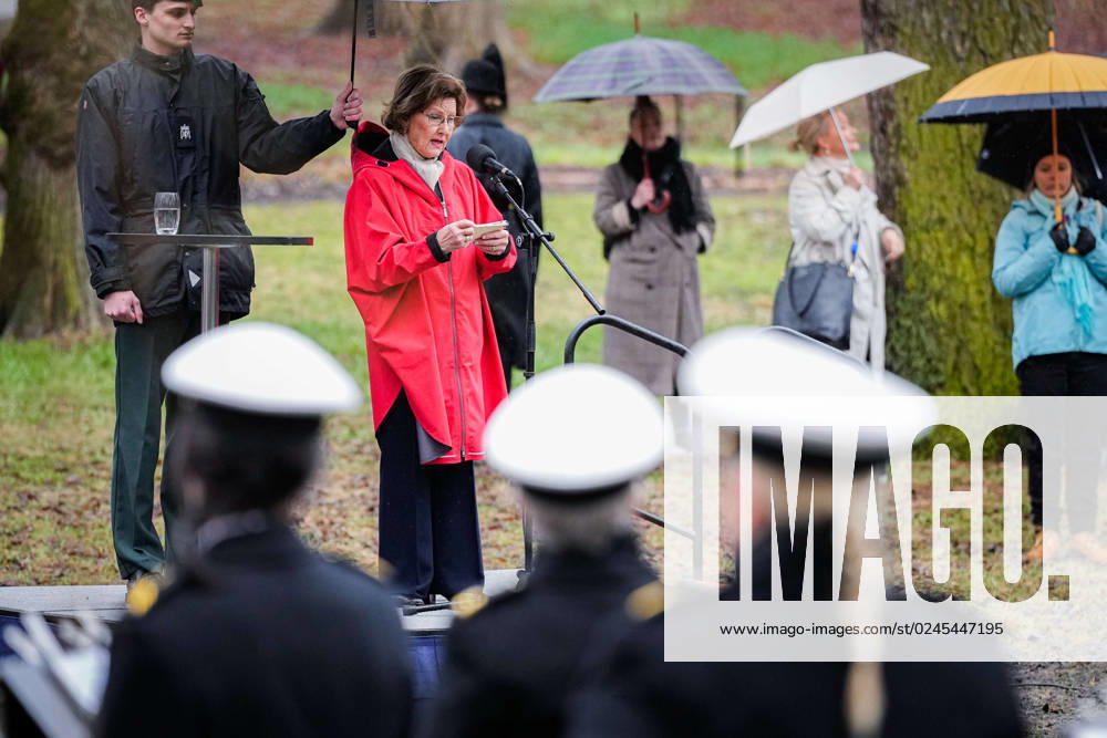 Oslo 20230424 Queen Sonja gives a speech when Louise Bourgeois 1911-2010s spider-like sculpture Maman 1999 is unveiled during an official opening event in Slottsparken Oslo Norway xx