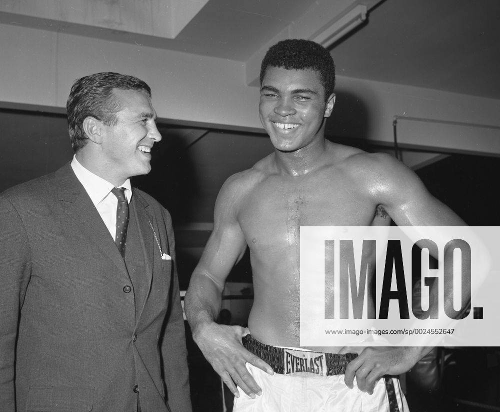 Muhammad Ali (Cassius Clay) beim Training in Frankfurt Main vor dem Kampf gegen Mildenberger Aufn.04.09.1966. Ali (rechts) lacht HM