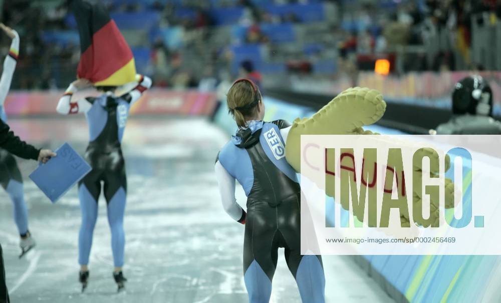 Claudia Pechstein (Deutschland) bejubelt den Olympiasieg in der Teamverfolgung Eisschnellauf OS Winter Damen Olympische Spiele Turin 2006, Winterspiele Verfolgung Teamverfolgung Teamwettbewerb Teamwertung Einzelbild Spitzname, Handschuh, riesig, groß überdimensional Turin Hand Hände Winkelement Winkhand Freude, Eisschnellauf OS Winter Damen Olympische Spiele Turin 2006, Winterspiele Verfolgung Teamverfolgung Teamwettbewerb Teamwertung Einzelbild Spitzname, Handschuh, riesig, groß überdimensional Turin Hand Hände Winkelement Winkhand Freude,