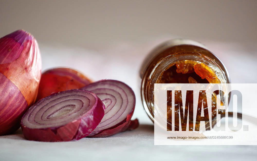 IMAGO Creative, Food, Pickled Onions Konfitüre aus roter Zwiebelmarmelade, die mit Zwiebeln oder Schalotten zubereitet werden kann.