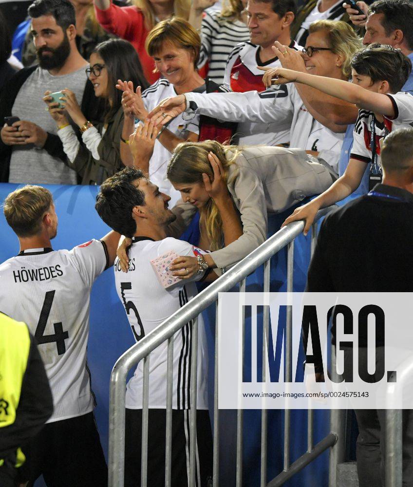 Fussball EM-2016 Frankreich, Viertelfinale, Deutschland - Italien, im Stade de Bordeaux in Bordeaux, Cathy Hummels (re), die Ehefrau von Mats Hummels (li, Deutschland) gratuliwrt ihrem Mann nach dem Spiel und verteilt Küsschen.