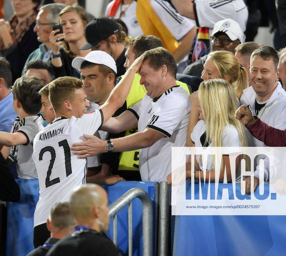 Fussball EM-2016 Frankreich, Viertelfinale, Deutschland - Italien, im Stade de Bordeaux in Bordeaux, Joshua Kimmich (Deutschland) nach dem Spiel bei seinem Vater Berthold. re: Schwester Deborah.