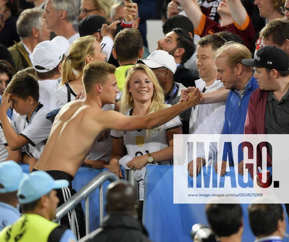 Fussball EM-2016 Frankreich, Viertelfinale, Deutschland - Italien, im Stade de Bordeaux in Bordeaux, Joshua Kimmich (li, Deutschland) nach dem Spiel bei seiner Schwester Deborah (mitte).
