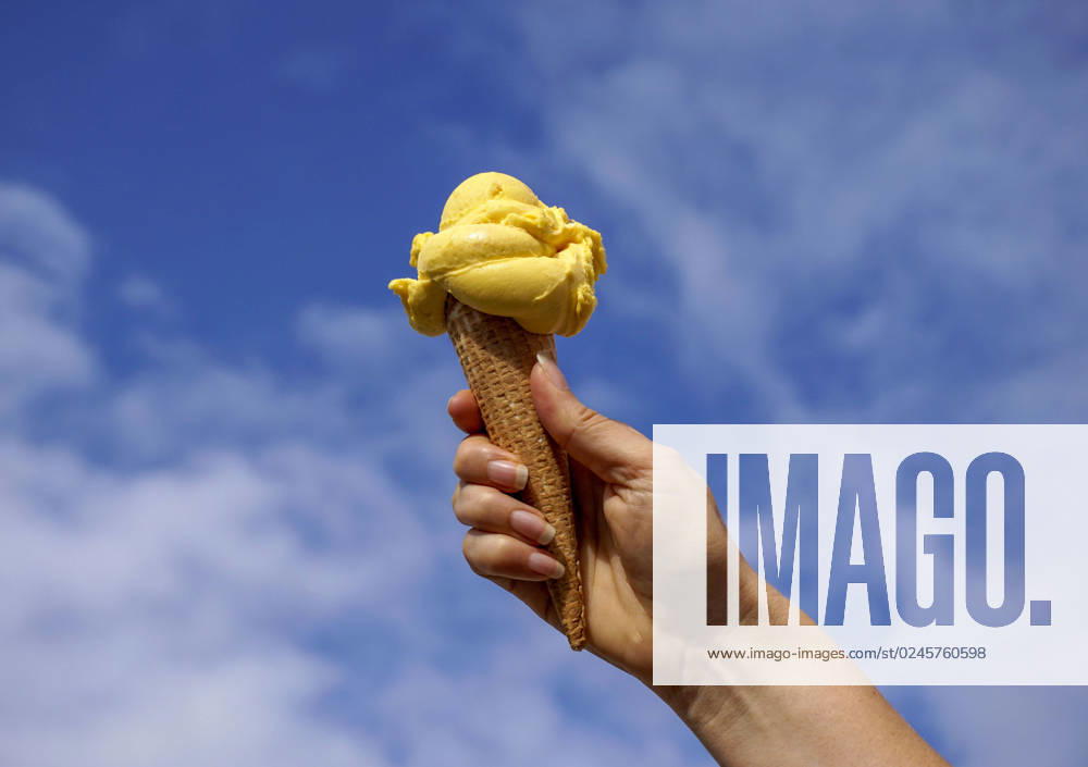 Eistüte mit Mango-Eis aus einer Allgäuer Eisdiele. 27.04.2023, Eistüte 27.04.2023, Eistüte