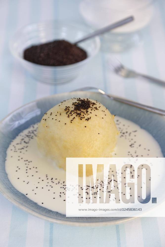 IMAGO Creative: Food, Mohn Schwäbische Küche, süße Dampfnudeln mit Vanillesoße und Mohn, Sauce, aufgezogene Dampfnudel auf Teller, Hefeteig, Hefegebäck, vegetarisch, Süßspeise, Nachtisch, Dessert, Nachspeise, Dessert, backen, typisch Schwäbisch neu interpretiert, Traditionsküche, hinten Glasschalen, Zucker, Kuchengabeln, Foodfotografie, Studio, Deutschland, Europa