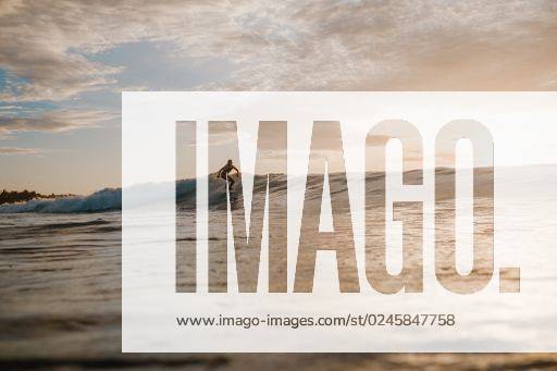 A woman surfing in the Mentawai Islands, Sumatra, Indonesia *** einer Frau Surfen ÊIn der Mentawai Islands, Sumatra, Indonesien 302623 ,model released, Symbolfoto