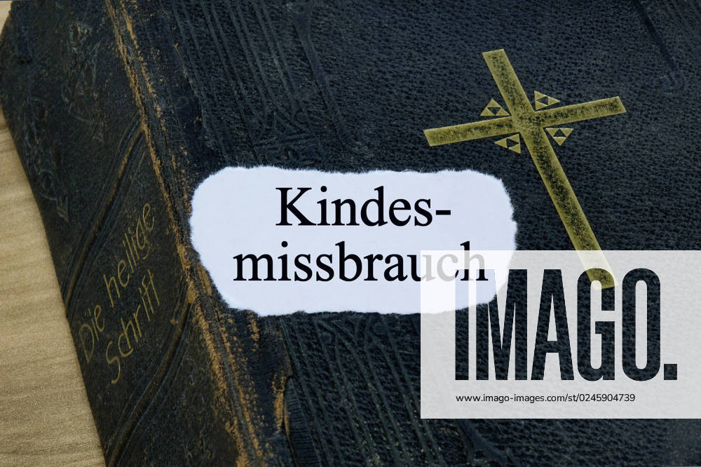 Bibel mit Kindesmissbrauch Bibel mit Kindesmissbrauch, 28.04.2023, Borkwalde, Brandenburg, Auf einer Bibel liegt der Schriftzug Kindesmissbrauch.