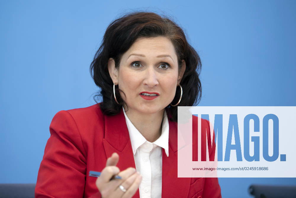 Ferda Ataman, Bundesbeauftragte fuer Antidiskriminierung DEU, Deutschland, Germany, Berlin, 25.04.2023 Ferda Ataman , Unabhangige Bundesbeauftragte fuer Antidiskriminierung , waehrend der Bundespressekonferenz zum Thema Praesentation der Studie Diskriminierung in der Einwanderungsgesellschaft der Bertelsmann Stiftung in Berlin, Deutschland en: Ferda Ataman , Independent Federal Commissioner for Anti-Discrimination, during the Federal Press Conference presentation of the Bertelsmann Stiftung s study Discrimination in the Immigration Society in Berlin, Germany.