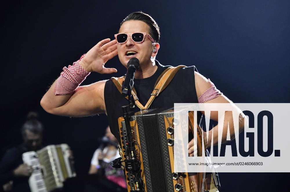 Bilder des Jahres 2023, Entertainment 04 April Entertainment Themen der Woche KW17 Andreas Gabalier live bei einem Konzert seiner Dirndl-Wahnsinn-Hulapalu! -Tour in der Mercedes-Benz Arena. Berlin