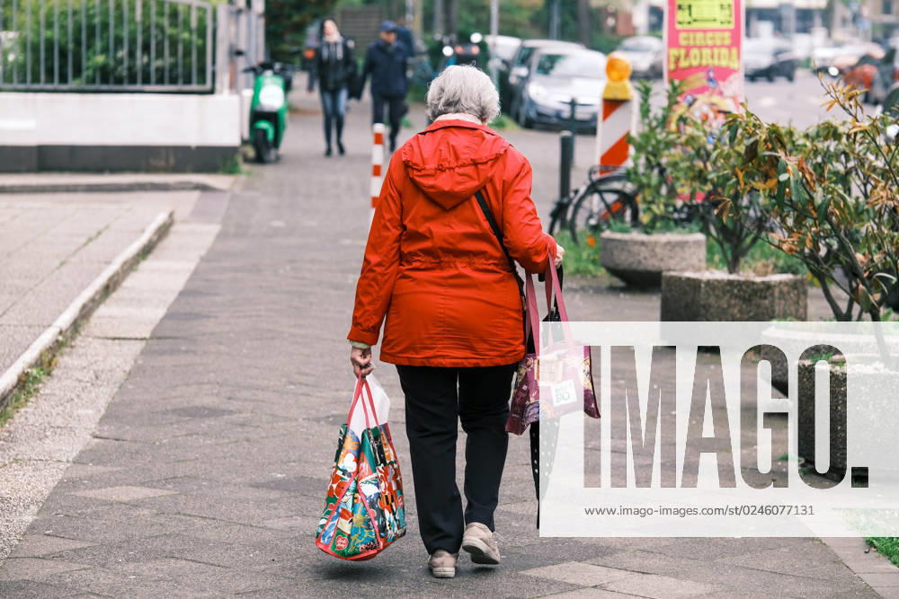 Düsseldorf 29.04.2023 Rentner Renten Altersrenten Überalterung Rentensystem Senior Senioren Seniorin Rentner Rentnerin Rente Pension Pensionär Lebensabend Altersruhestand Frührentner Rentenversicherung Altersarmut Einkaufstasche Einkaufen Inflation Bürgergeld Düsseldorf Nordrhein-Westfalen Deutschland