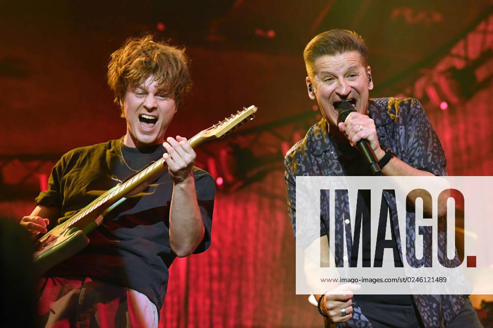 Bilder des Jahres 2023, Entertainment 04 April Entertainment Themen der Woche KW17 Severin von Sydow und Hartmut Engler von Pur live bei einem Konzert der Persönlich Tour 2023 in der Mercedes-Benz Arena. Berlin