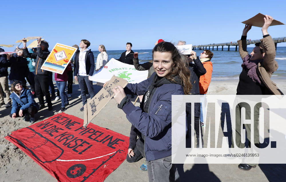 Klimaaktivisten demonstrieren auf Ruegen Klimaaktivistin Luisa Neubauer ( M.) demonstriert an der Seebruecke in Binz (Landkreis Vorpommern-Ruegen) gegen ein moegliches LNG-Terminal auf der Insel Ruegen. Knapp 100 Aktivisten und Sympathisanten nehmen an Veranstaltung am Ostseestrand teil. Neubauer war nach eigener Aussage auf Einladung von Ruegenern gekommen. Binz Mecklenburg-Vorpommern Deutschland