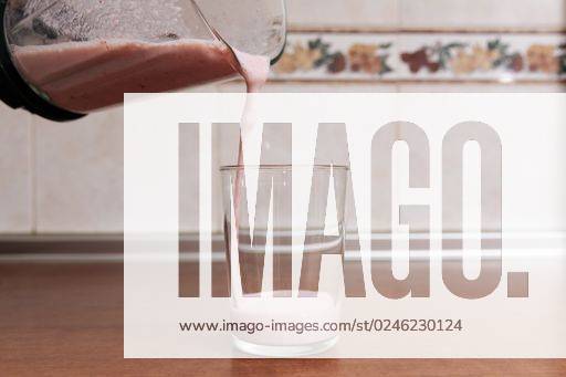 A beautiful shot of delicious strawberry milk poured in a transparent glass *** einer Schönes erschossen des Köstlich Erdbeere Milch eingeschenkt ÊIn einer durchsichtig Glas 329220