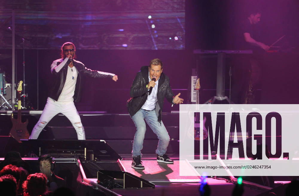 Dieter Bohlen Live 2023 30.04.2023, Erfurt, Messehalle, Dieter Bohlen 2023 - Das groesste Comeback aller Zeiten im Bild: Joyello Sabatelli mit Dieter Bohlen auf der Buehne