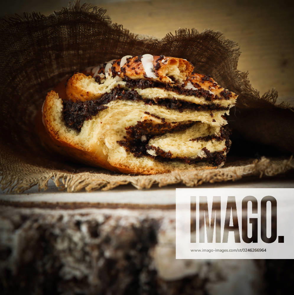 IMAGO Creative: Food, Mohn Fresh poppy seed roll on natural linen napkin on rustic wooden background Fresh poppy seed roll on natural linen napkin on rustic wooden background