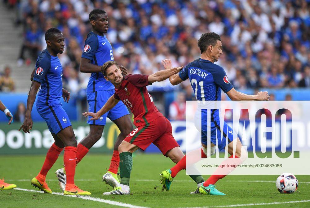 FUSSBALL EURO 2016 FINALE IN PARIS Portugal - Frankreich 10.07.2016 Adrien Silva (Mitte, Portugal) kann sich nicht gegen Laurent Koscielny (re, Frankreich) durchsetzen