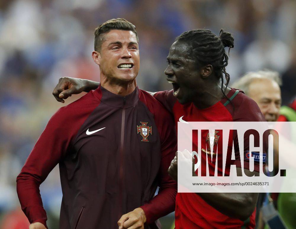 Cristiano RONALDO, Por 7 Verletzung, Verstauchung, Zerrung, Tape, Verband, Tapeverband, Wunde, Verletzung, Eis, Druckverband, Kompression, Kompressionsverband Knie Jubel, Freude, Emotionen, Feiern, Lachen, jubelt, freuen, reisst die Arme hoch, ballt die Faust , Schlussjubel weint, mit EDER, Por 9 FRANCE - PORTUGAL 0-1 Final ,Football European Championships EURO at 10 July, 2016 in Paris, Stade de France. Fussball, Nationalteam, Finale, 10.07.2016, Frankreich
