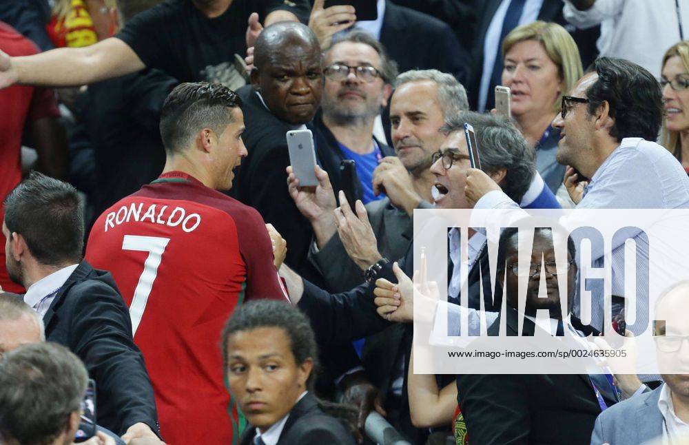 Paris, Fußball EM 2016 , Finale Portugal vs. Frankreich Cristiano Ronaldo ( POR ) auf dem Weg zur Siegerehrung