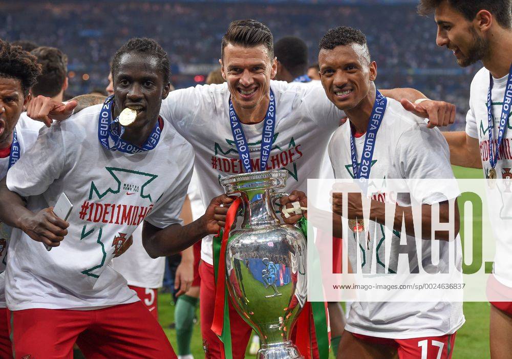 FUSSBALL EURO 2016 FINALE IN PARIS Portugal - Frankreich 10.07.2016 Eder, Jose Fonte und Nani (v.l., alle Portugal) jubeln mit dem Pokal