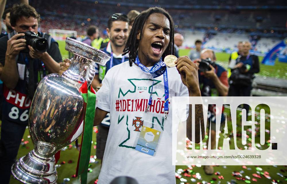Saint-Denis Paris, 10.07.2016, Stade de France Schlussjubel von Europameister Renato Sanches (Portugal) mit Medaille und Pokal Portugal - Frankreich mm