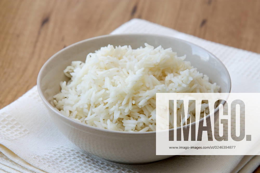 Reis - Rice Schüssel mit Reis, fotografiert im Vintage Stil mit altem Geschirrtuch. Bowl with rice photographed in vintage style with old dish towel.