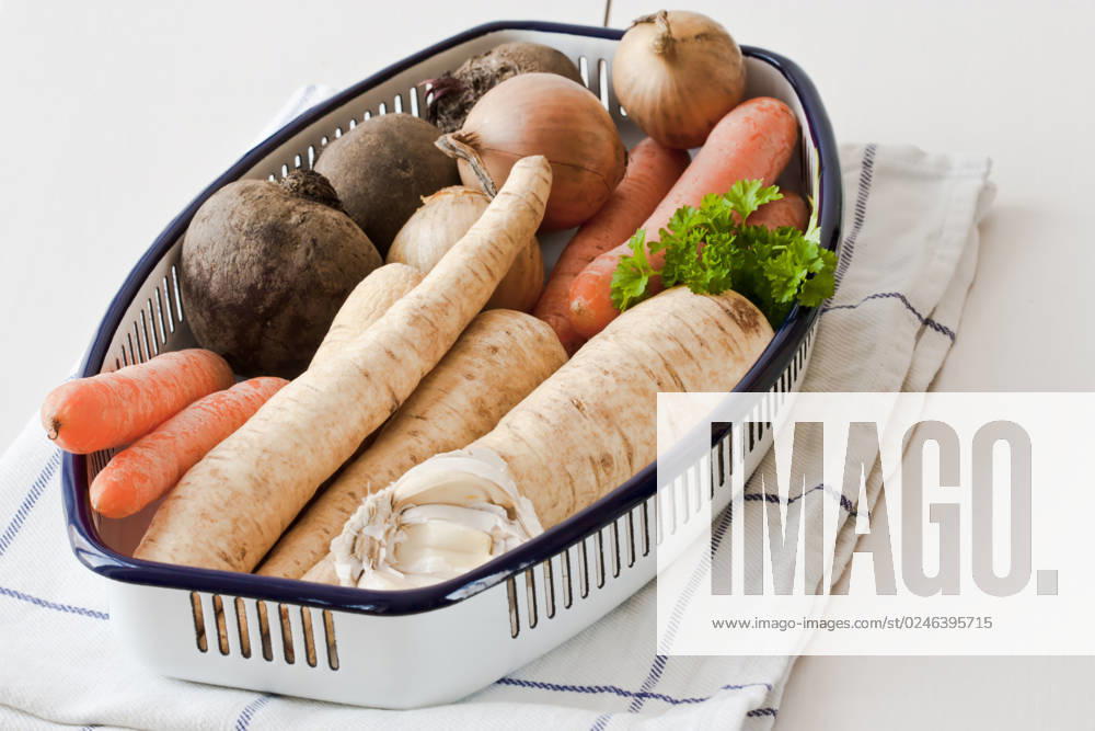 Gemüse Stillleben mit Pastinaken, Karotten und anderen klassischen Gemüse, dekoriert im Landhausstil. Still life with parsnips, carrots and other classical vegetables decorated in the country style.