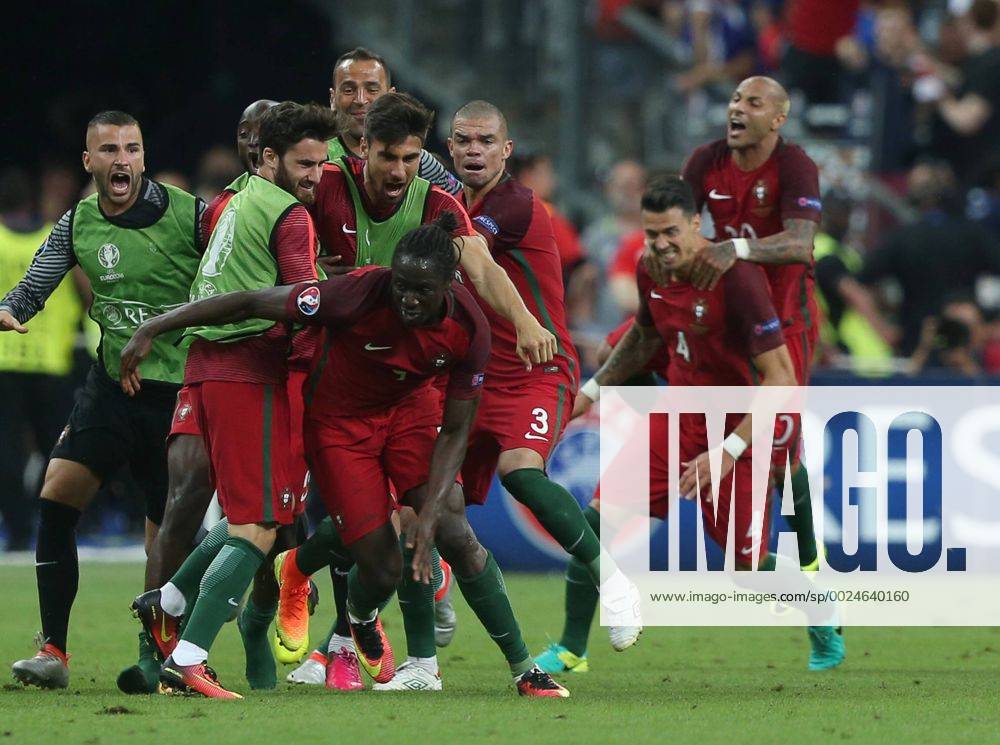 Stade de France, St. Denis, FRA, UEFA EURO EM Europameisterschaft Fussball 2016, Portugal vs Frankreich, Finale, im Bild Eder of Portugal celebrates with team mates after scoring their first goal Eder of Portugal celebrates with team mates after scoring their first goal during final match between Portugal and France of the UEFA EURO 2016 France at the Stade de France in St. Denis, France on 2016 07 10. St. Denis EX_FOCUS_FIL