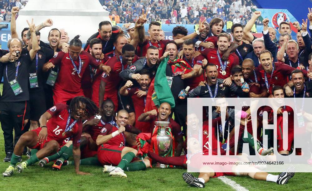 Paris, Fußball EM 2016 , Finale Portugal vs. Frankreich , Jubel Portugal, Mannschaftsbild