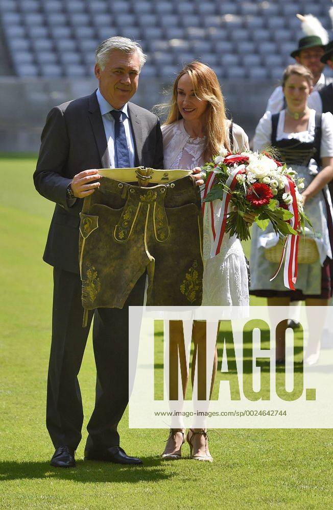 Themen der Woche - SPORT 11.07.2016, Fussball 1. Liga 2016 2017, FC Bayern München, Pressekonferenz des neuen Trainers Carlo Ancelotti (Bayern München). Trainer Carlo Ancelotti (Bayern München) und seine Frau Mariann Barrena McClay, die hier über den Anblick der Lederhose schmunzeln muss.