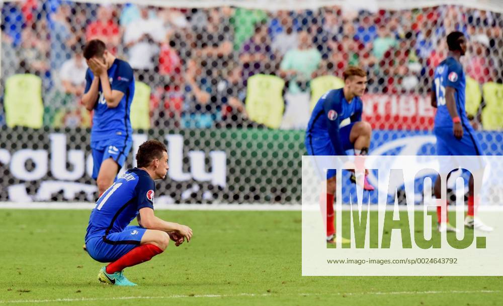 Fußball, EM Finale 2016 in Paris, Portugal - Frankreich 1:0 Europameisterschaft 2016 in Frankreich. Finale: Portugal - Frankreich 10.07.2016 in Saint Denis. Enttäuschte Franzosen nach dem Schlußpfiff. Vorne: Laurent Koscielny. Im Hintergrund: Andre-Pierre Gicnac, Antoine Griezmann und Laurent Paul Pogba. HM