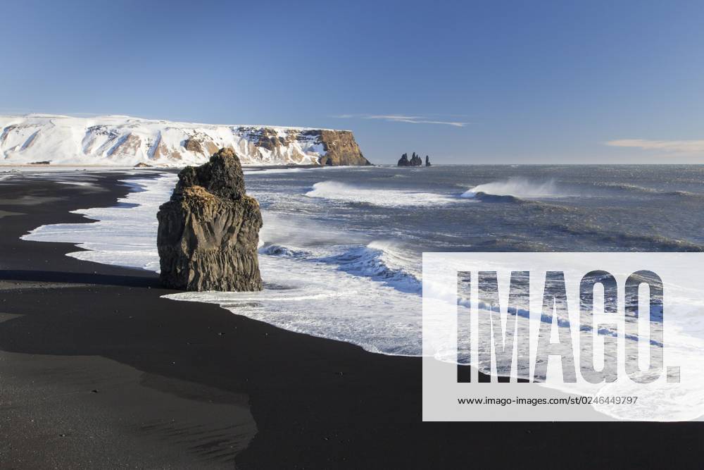 Arnardrangur, Adlerfelsen, Basaltmeerstapel am schwarzen Sandstrand Reynisfjara bei Vík í Mýrdal, Island, Europa