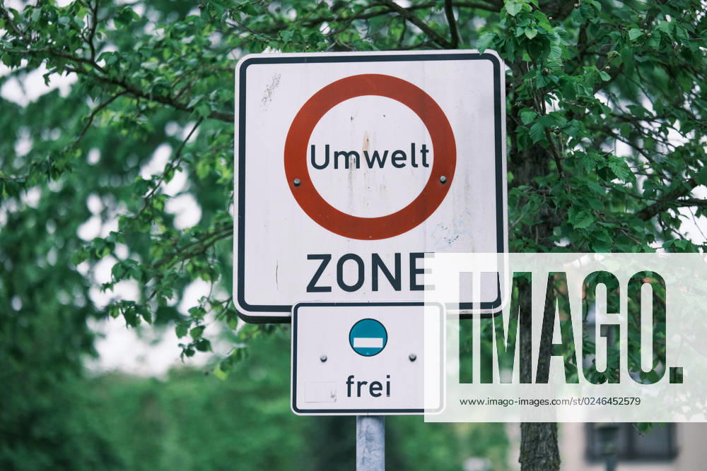 Düsseldorf 03.05.2023 Verkehrszeichen Verkehrsschild Umweltzone Umweltzone Umweltplakette Fahrverbot Düsseldorf Nordrhein-Westfalen Deutschland