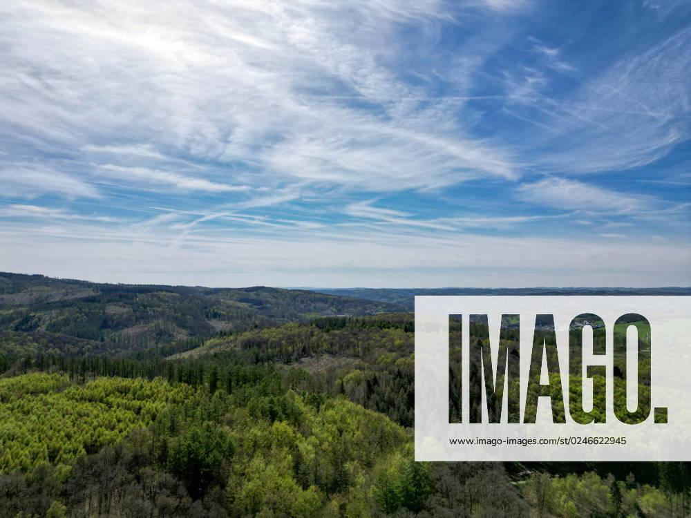 Luftaufnahme. Ein wunderbarer Fruehlingstag (Frühlingstag) im Siegerland. Der Wald zeigt sich bei Siegen-Oberschelden in sattem gruen (grün). Der Blick geht Richtung Freudenberg. Fruehling im Siegerland am 04.05.2023 in Siegen Deutschland.