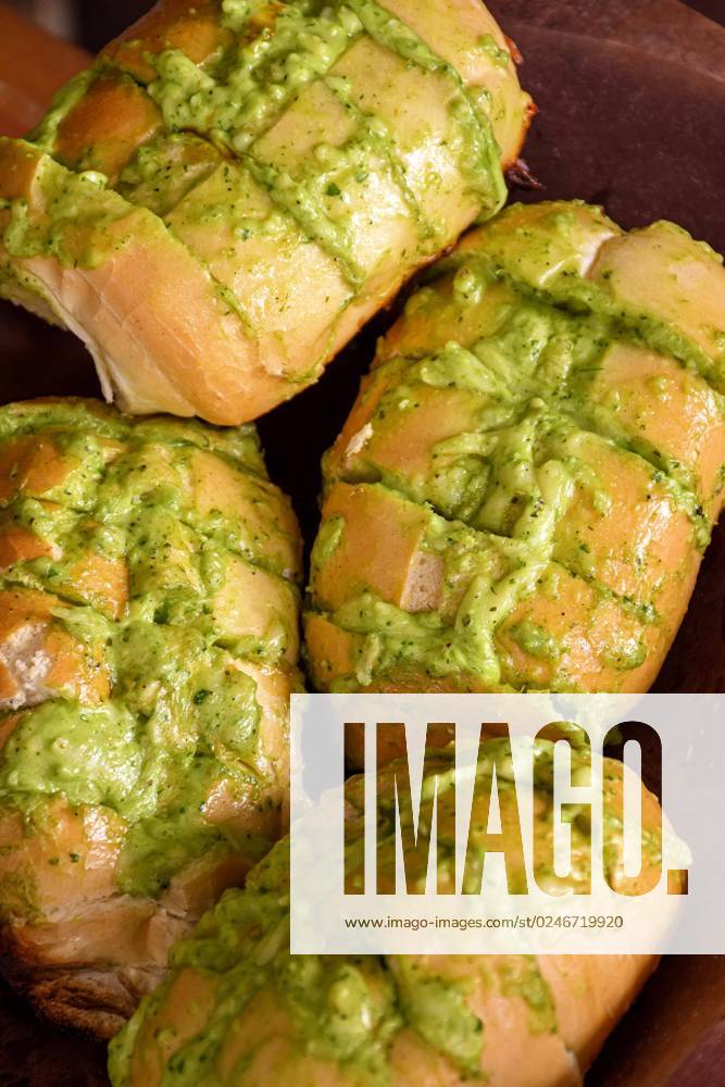 IMAGO Creative, Food, Brot, Knoblauchbrot Knoblauchbrot Vorspeise mit geschmolzenem Käse und feinen aromatischen Kräutern, auf dem Grill geröstet, Brasilien, Südamerika