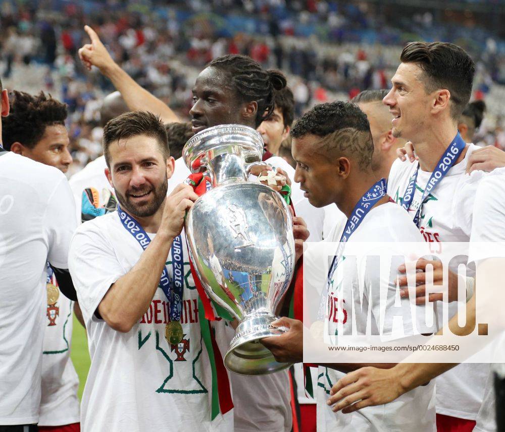 Joao Moutinho, Eder, Nani mit Pokal Trophäe Fußball Fussball Finale UEFA Europameisterschaft Euro 2016 EM 10.07.2016 Nationalmannschaft Herren Portugal vs. Frankreich Stadion Stade de France St.Denis
