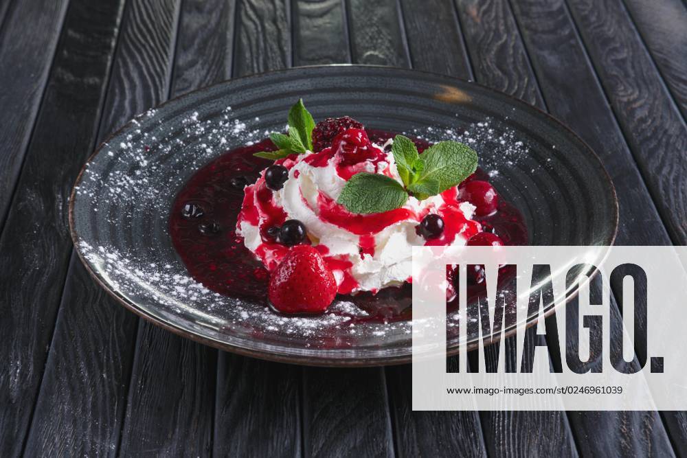IMAGO Creative, Jahreszeit Sommer, Kirschen Mascarpone mit Kirsche und Erdbeerkonfitüre