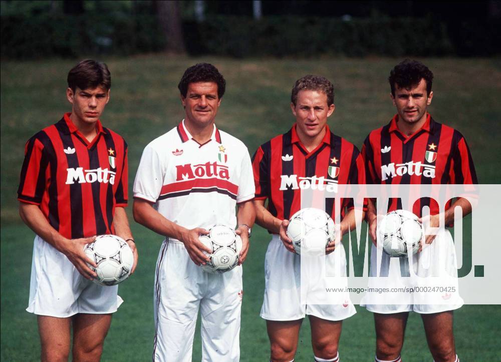 Trainer Fabio Capello (2. v. li.) mit Zvonimir Boban (li.) Jean Pierre Papin (2. v. re.) und Dejan Savicevic (alle Milan) - (pan1357) Fußball Herren Serie A 1994 1995, 1. Italienische Liga, AC Mailand Gruppe Mailand Fußball Herren Serie A 1994 1995, 1. Italienische Liga, AC Mailand Gruppe Mailand