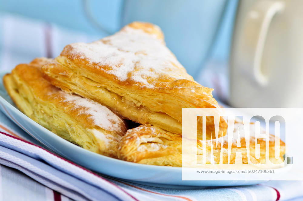 IMAGO Creative, Food, Gebäck, Apfeltaschen Apple turnovers pastries with coffee cups in the background