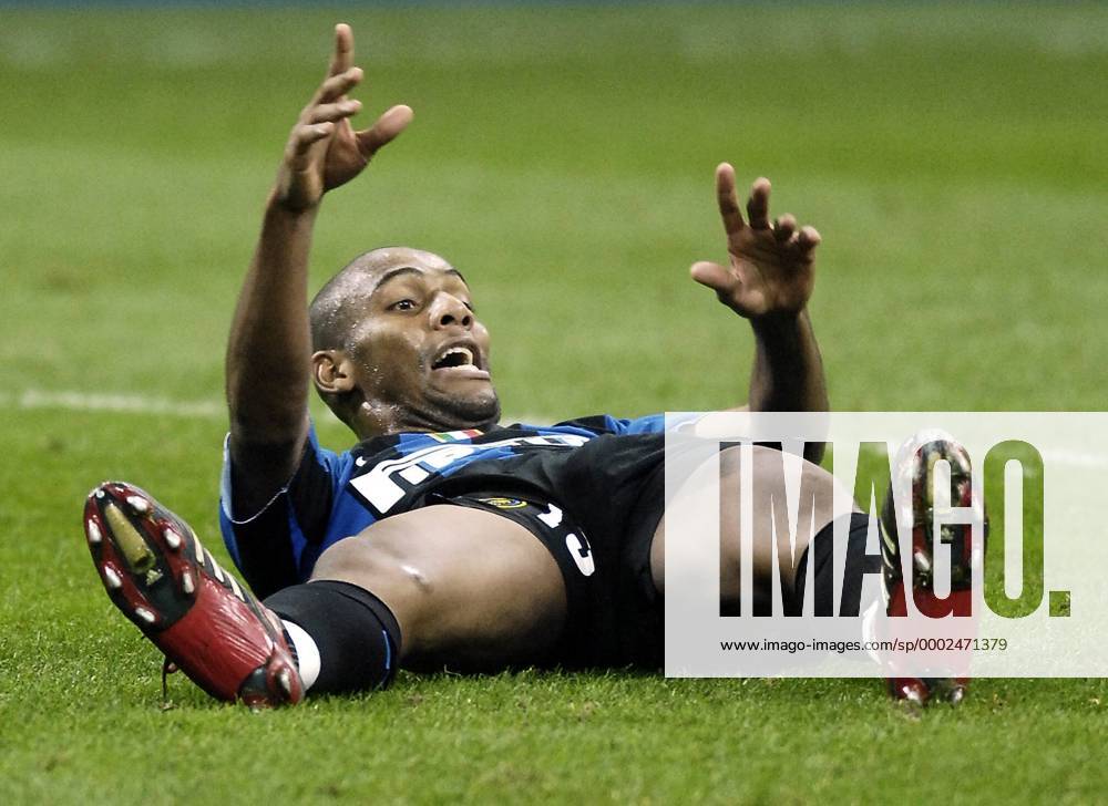 Maicon (Inter) am Boden Fußball EC 1 Herren Champions League 2006 2007, FC Internazionale Mailand Einzelbild Mailand Fußball EC 1 Herren Champions League 2006 2007, FC Internazionale Mailand Einzelbild Mailand