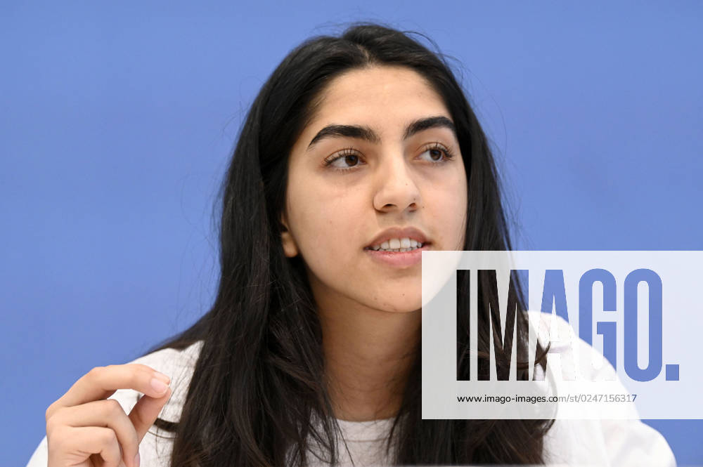 Sultana Sediqi bei der Bundespressekonferenz zur Jahresstatistik 2022 zu rechter und rassistischer Gewalt sowie zu der aktuellen Welle rassistischer Mobilisierungen in Ostdeutschland im Haus der Bundespressekonferenz. Berlin, 09.052023