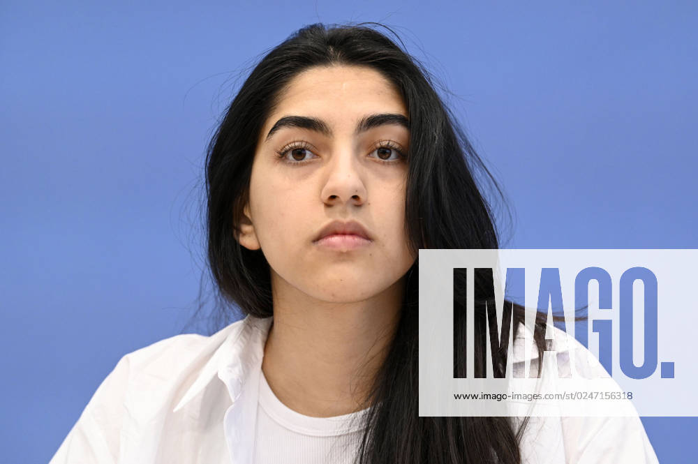 Sultana Sediqi bei der Bundespressekonferenz zur Jahresstatistik 2022 zu rechter und rassistischer Gewalt sowie zu der aktuellen Welle rassistischer Mobilisierungen in Ostdeutschland im Haus der Bundespressekonferenz. Berlin, 09.052023