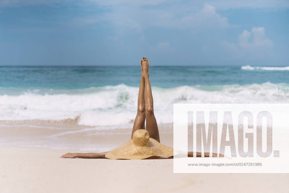 Young woman in a big straw hat on the ocean. Maldive Village, Anse Etoile, Seychelles CR_YUKI230216CF-1129425-01 ,model released, Symbolfoto