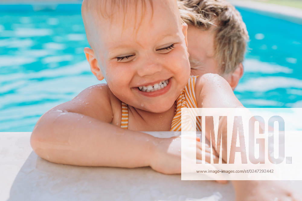 Close-up of a laughing Caucasian child in an outdoor swimming pool Tromello, Lombardy, Italy CR_NEPM230217-1130813-01 ,model released, Symbolfoto
