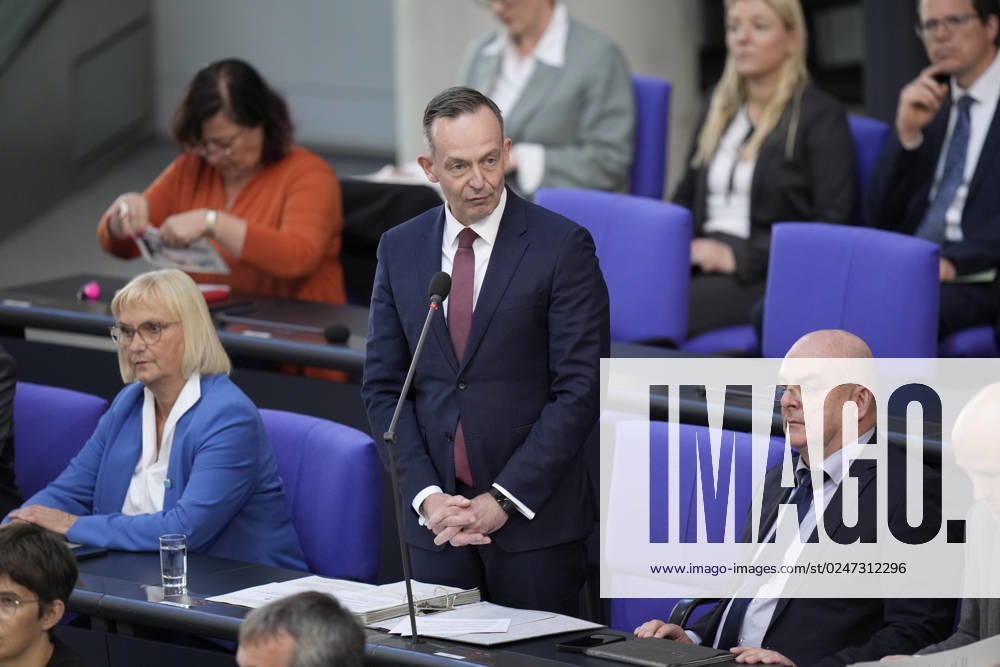Deutscher Bundestag, 102. Plenarsitzung Verkehrsminister Volker Wissing (FDP) im Portrait steht er den Abgeordneten Rede und Antwort bei der Befragung der Bundesregierung im Rahmen der 102. Sitzung des Deutschen Bundestag, 10.05.2023, Berlin Berlin Berlin Deutschland