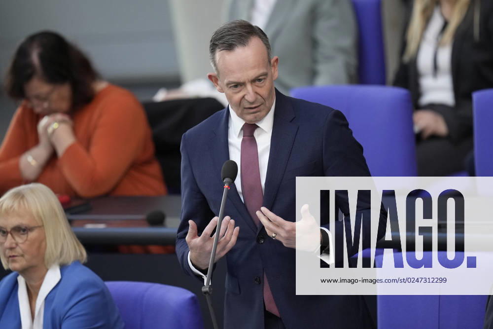 Deutscher Bundestag, 102. Plenarsitzung Verkehrsminister Volker Wissing (FDP) unterstreicht seine Ausagen mit Handgeste bei der Befragung der Bundesregierung im Rahmen der 102. Sitzung des Deutschen Bundestag, 10.05.2023, Berlin Berlin Berlin Deutschland