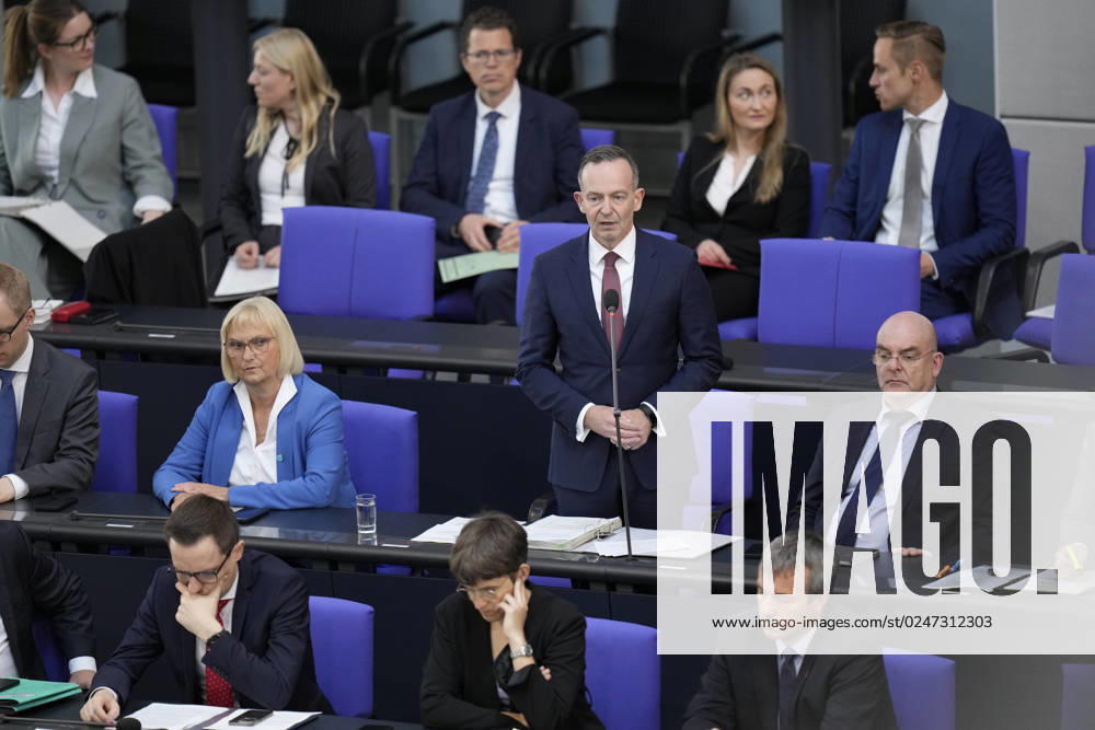 Deutscher Bundestag, 102. Plenarsitzung Verkehrsminister Volker Wissing (FDP) im Portrait steht er den Abgeordneten Rede und Antwort bei der Befragung der Bundesregierung im Rahmen der 102. Sitzung des Deutschen Bundestag, 10.05.2023, Berlin Berlin Berlin Deutschland